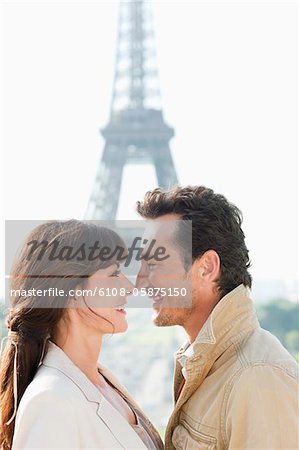 Couple romantique avec la tour Eiffel en arrière-plan, Paris, Ile-de-France, France