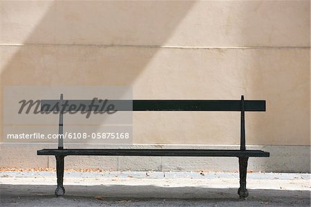 Banc vide dans un jardin, Terrasse De l'Orangerie, Jardin des Tuileries, Paris, Ile-de-France, France