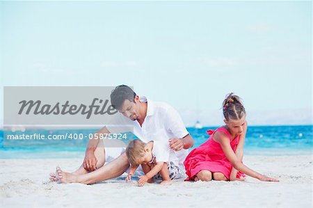 Portrait of happy young father with her child on tropical vacation