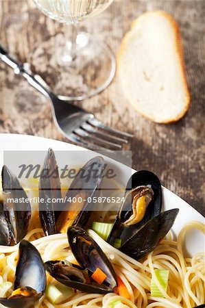 cooked mussels and spaghetti with wine sauce
