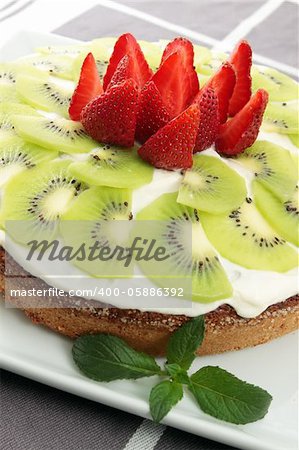Cake with the cream, the kiwi and the strawberries