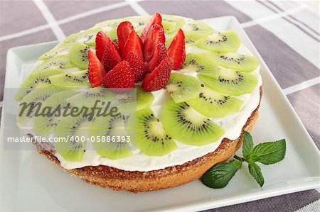 Cake with the cream, the kiwi and the strawberries