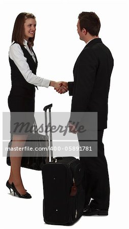 Image d'une jeune femme d'affaires et un homme d'affaires jeune serrant la main près d'une valise de rouleau, isolé sur un fond blanc.
