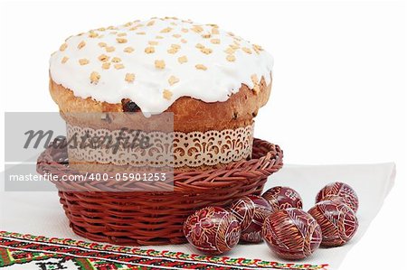 Gâteau de Pâques dans le panier et les oeufs en bois