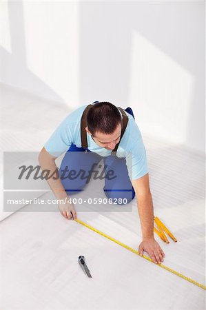 Laying laminate flooring at home - measuring and cutting the isolation layer