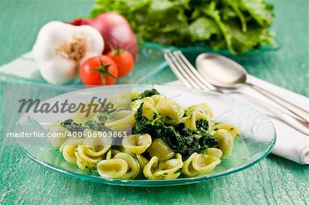 Italienische regionale Gericht mit Nudeln und Rübe Tops auf grünem Glastisch