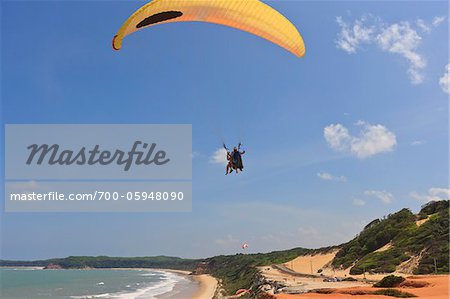 Gleitschirm über den Cacimbinhas Beach, Pipa, Rio Grande do Norte, Brasilien