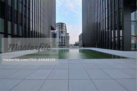 Dispositif de l'eau en face du bâtiment, port des médias, Düsseldorf, Rhénanie du Nord-Westphalie, Allemagne