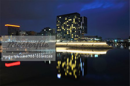 Port des médias à la tombée de la nuit, Düsseldorf, Rhénanie du Nord Westphalie, Allemagne