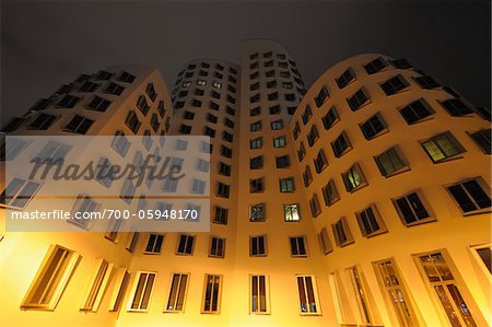 Neuer Zollhof Building à la tombée de la nuit, port des médias, Düsseldorf, Rhénanie du Nord-Westphalie, Allemagne