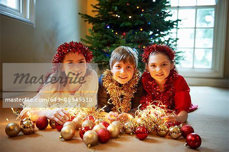 Kinder mit Weihnachtsschmuck