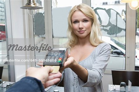 Hostess mit Kreditkarte-Maschine
