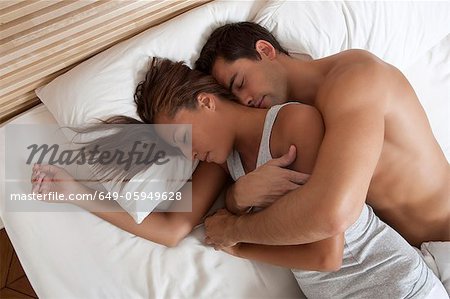 Couple dormir dans le lit ensemble