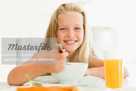 Fille de manger des céréales au petit déjeuner Fille de manger des céréales au petit déjeuner
