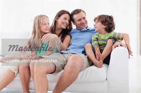 Famille détente ensemble sur le canapé