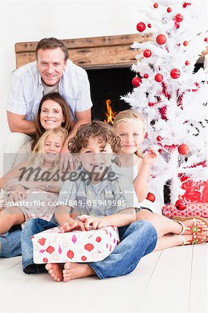 Famille ouverture des cadeaux de Noël