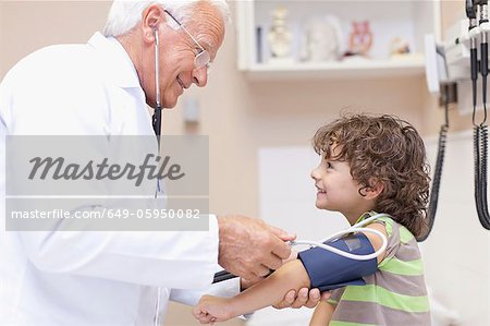 Médecin examinateur garçon au bureau