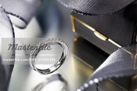 Gros plan d'une bague de fiançailles moderne Gros plan d'une bague de fiançailles moderne