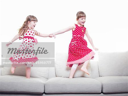 Mädchen spielen zusammen auf dem sofa