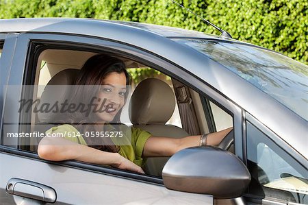 Portrait einer Frau in einem Auto