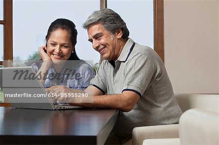 Altes Ehepaar mit einem laptop Altes Ehepaar mit einem laptop