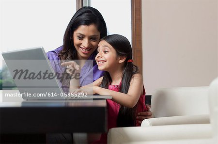 Mère et fille s'amusant sur un ordinateur portable