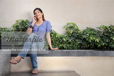 Femme parlant sur un téléphone mobile
