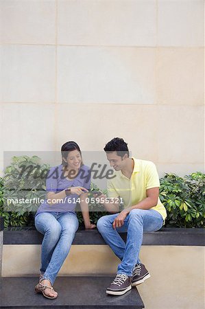 Couple looking at eine sms