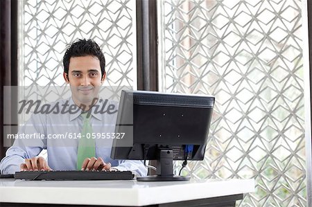 Exécutif travaillant sur un ordinateur