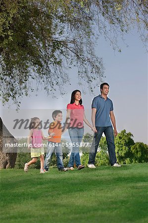 Famille marchant dans un parc