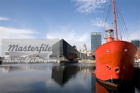 Vue du front de mer vers le Musée de Liverpool et le bâtiment Royal Liver, Liverpool, Royaume-Uni