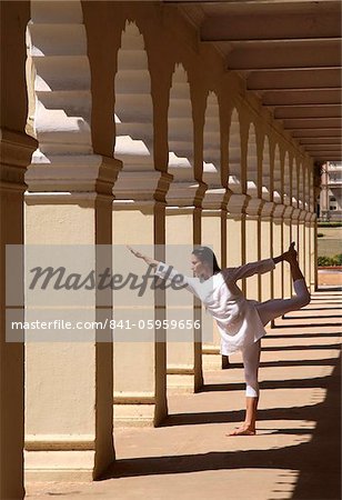 Yoga im Hof der Palast von Mysore, Karnataka, Indien, Asien