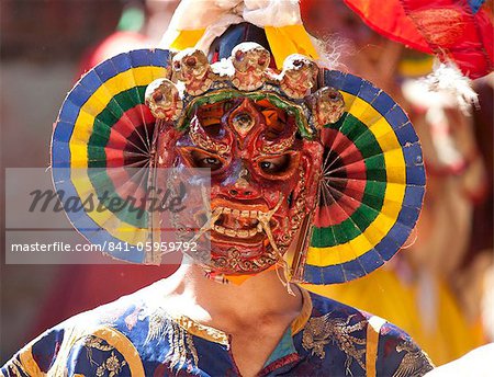 Moine bouddhiste port coloré sculpté en bois masque à la Tamshing Phala Choepa Tsechu, près de Jakar, Bumthang, Bhoutan, Asie