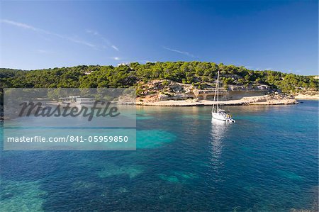 Voir toute les eaux turquoises de Cala Portals Vells près de Magaluf, Majorque, îles Baléares, Espagne, Méditerranée, Europe