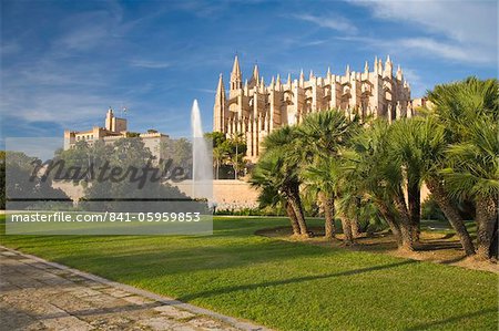 Blick vom Parc De La Mar auf der Almudaina-Palast und die Kathedrale von Palma De Mallorca, Mallorca, Balearen, Spanien, Europa