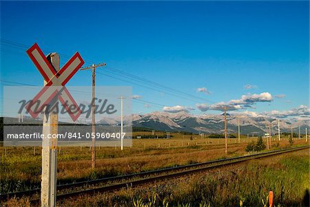 Canada Pacific Railway, près de Canmore, Banff National Park, l'UNESCO World Heritage Site, montagnes Rocheuses, en Alberta, Canada, Amérique du Nord