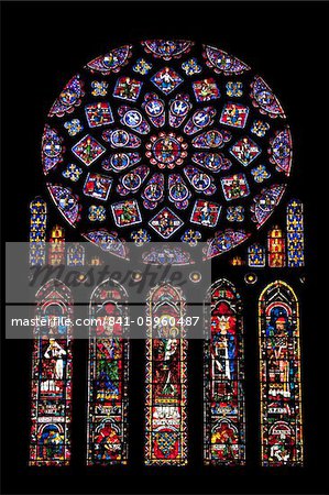 Rosace, vitraux médiévaux dans le Transept Nord, cathédrale de Chartres, patrimoine mondial de l'UNESCO, Chartres, région d'Eure-et-Loir, France, Europe