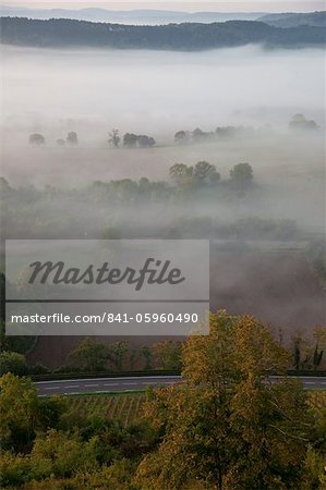 Lever du soleil sur la vallée brumeuse de la terrasse, Vézelay, Bourgogne, France, Europe