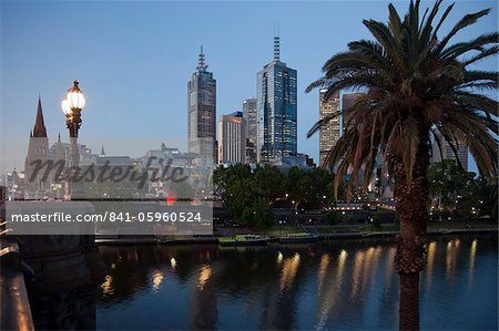 St. Paul's Cathedral, Stadtzentrum und Yarra River in der Abenddämmerung, Melbourne, Victoria, Australien, Pazifik