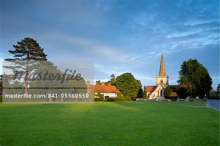 Village vert et son église, Brockham, Surrey Hills, Surrey, Angleterre, Royaume-Uni, Europe
