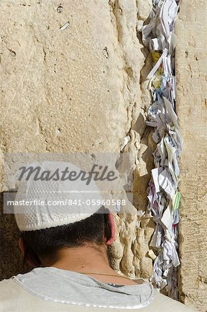 Juif orthodoxe en prière au mur des lamentations, avec des notes de papier dans la fente, vieille ville, Jérusalem, Israël, Moyen-Orient