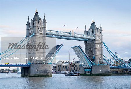 Ouverture de Tower Bridge et la Tamise, à Londres, Angleterre, Royaume-Uni, Europe