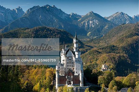 Romantische Schloss Neuschwanstein und den deutschen Alpen im Herbst, der südliche Teil der Romantische Straße, Bayern, Deutschland, Europa