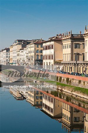 Ponte alla Carraia et Lungarno Corsini reflétées dans la rivière Arno, Florence, patrimoine mondial de l'UNESCO, Toscane, Italie, Europe