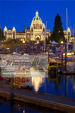 Port intérieur avec le bâtiment du Parlement dans la nuit, Victoria, île de Vancouver, en Colombie-Britannique, Canada, en Amérique du Nord