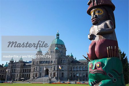 Totem Pole and Parliament Building, Victoria, Vancouver Island, British Columbia, Canada, North America
