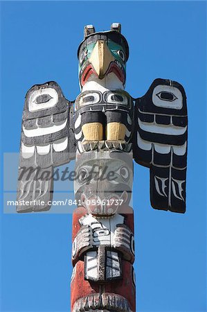 Mât totémique, Thunderbird Park, Victoria, île de Vancouver, en Colombie-Britannique, Canada, en Amérique du Nord