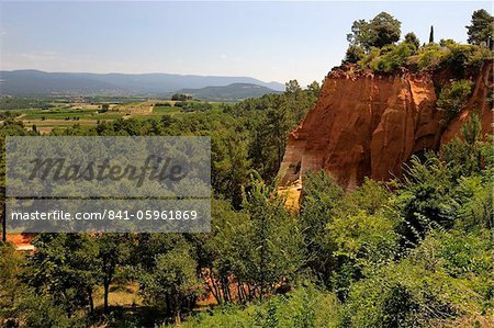 Roten Ocker-Felsen bei Roussillon, Parc Naturel Regional du Luberon, Vaucluse, Provence, Frankreich, Europa