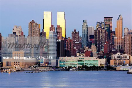 Blick auf Midtown Manhattan in den Hudson River, Manhattan, New York City, New York, Vereinigte Staaten von Amerika, Nordamerika
