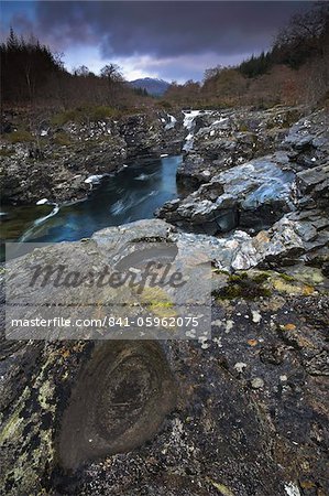 L'eau sculptée gorge de Glen Orchy, Highland, Ecosse, Royaume-Uni, Europe